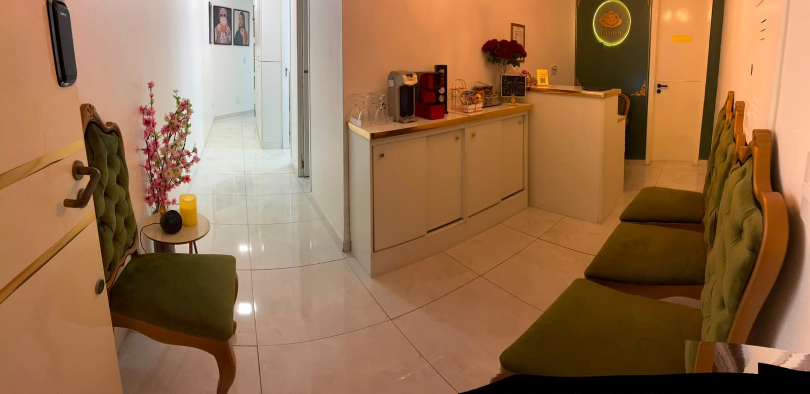 Recepção acolhedora da clínica Liftam, com ambiente premium e discreto